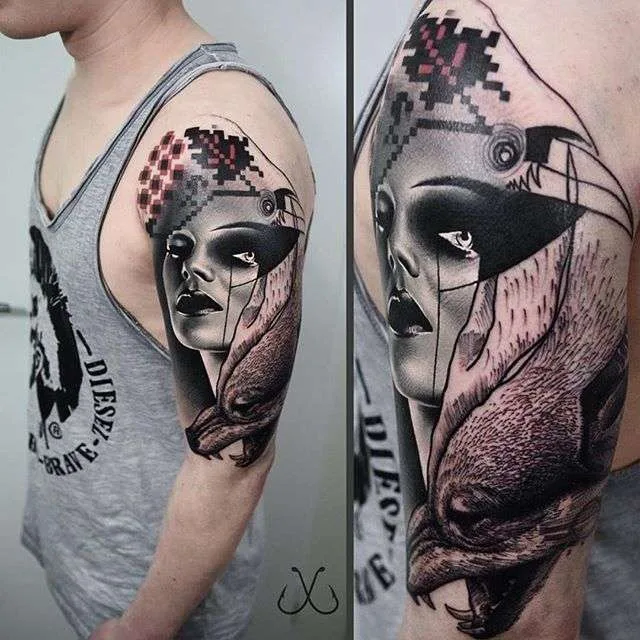 Artista de tatuagem Timur Lysenko - autoria de tatuagem combina elementos de realismo e polka de lixo, intercalados com padrões escandinavos